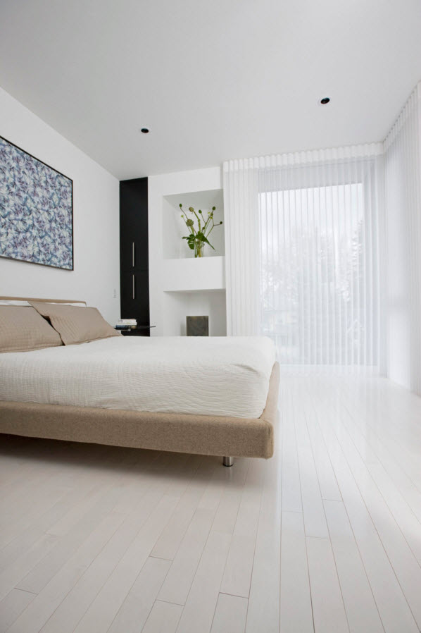Біла спальня з панорамним вікном