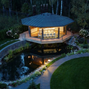 Ярко освещенный домик над озером
