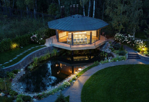 Ярко освещенный домик над озером