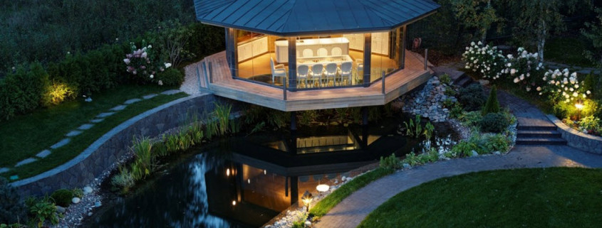 Ярко освещенный домик над озером