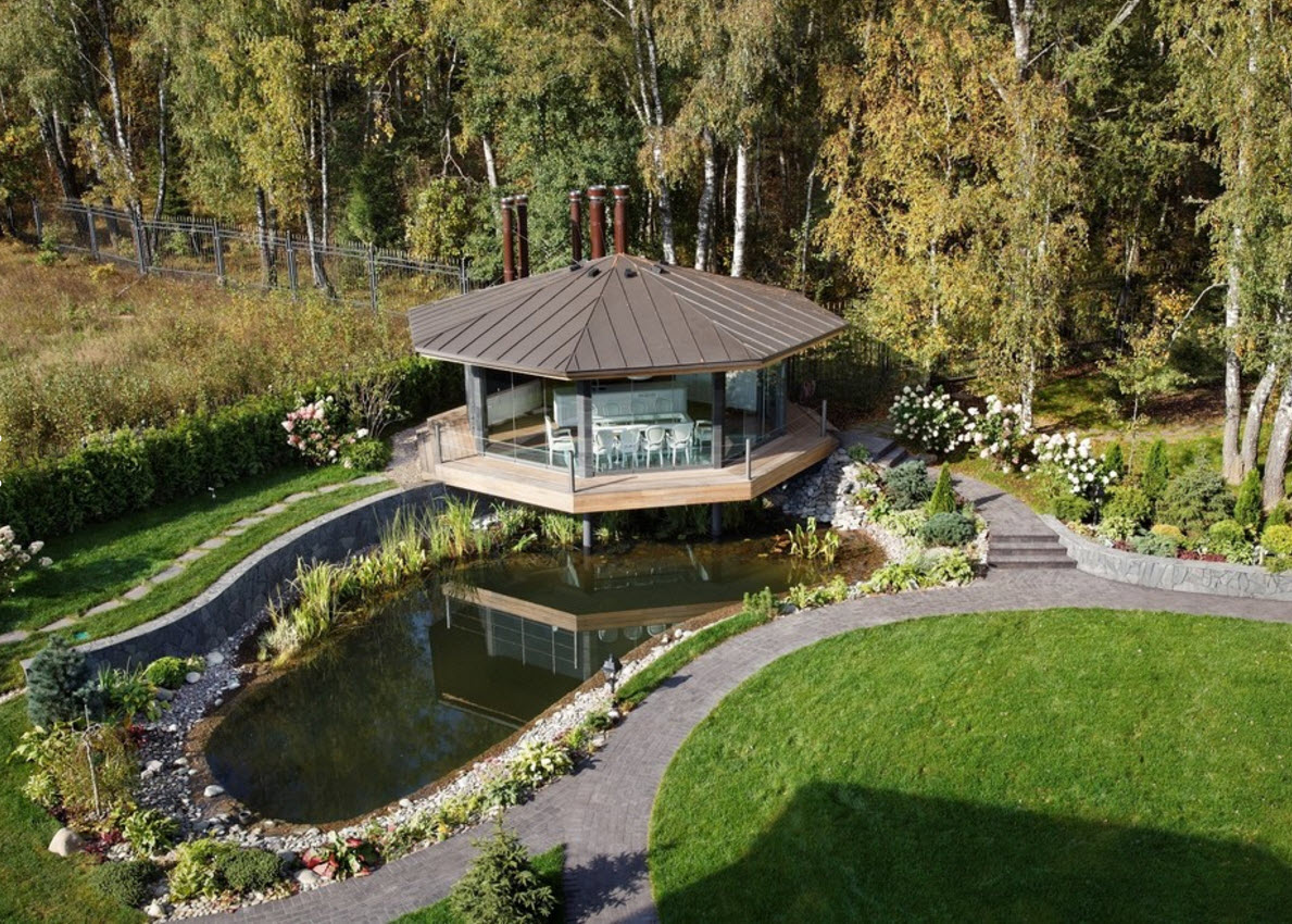 Небольшая зонированная кухня в отдельном строении