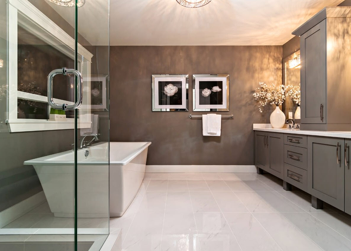 Серый стены и белый пол для ванной