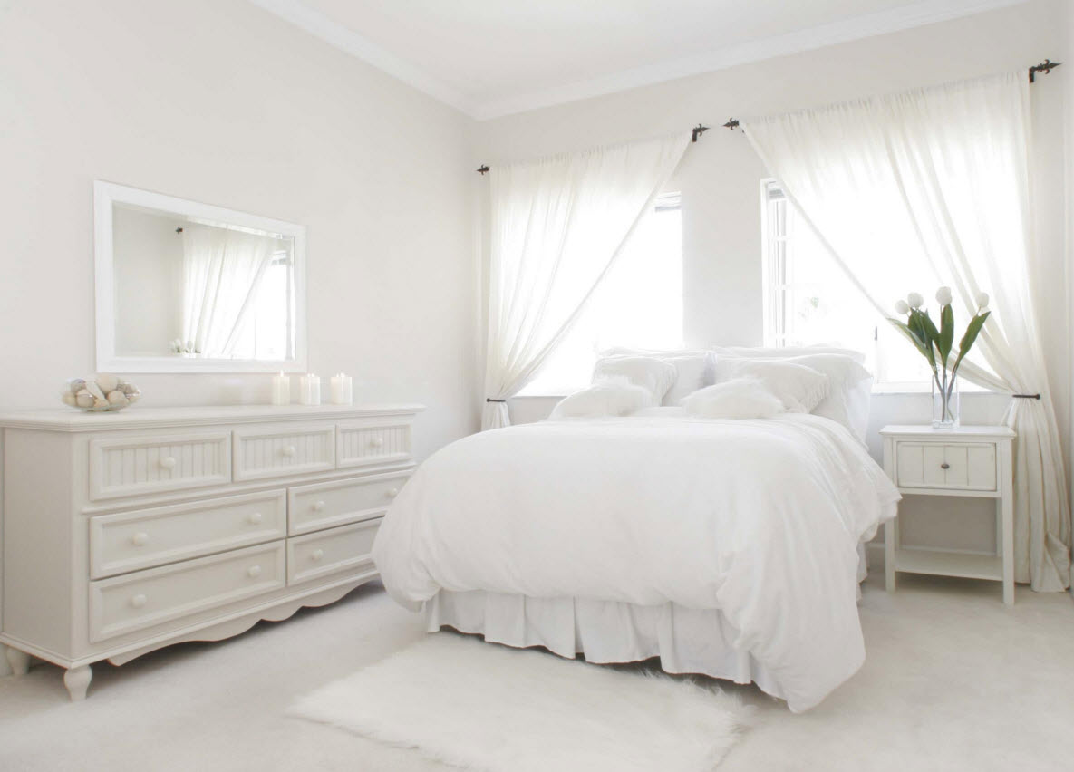 Біла спальня з комодом