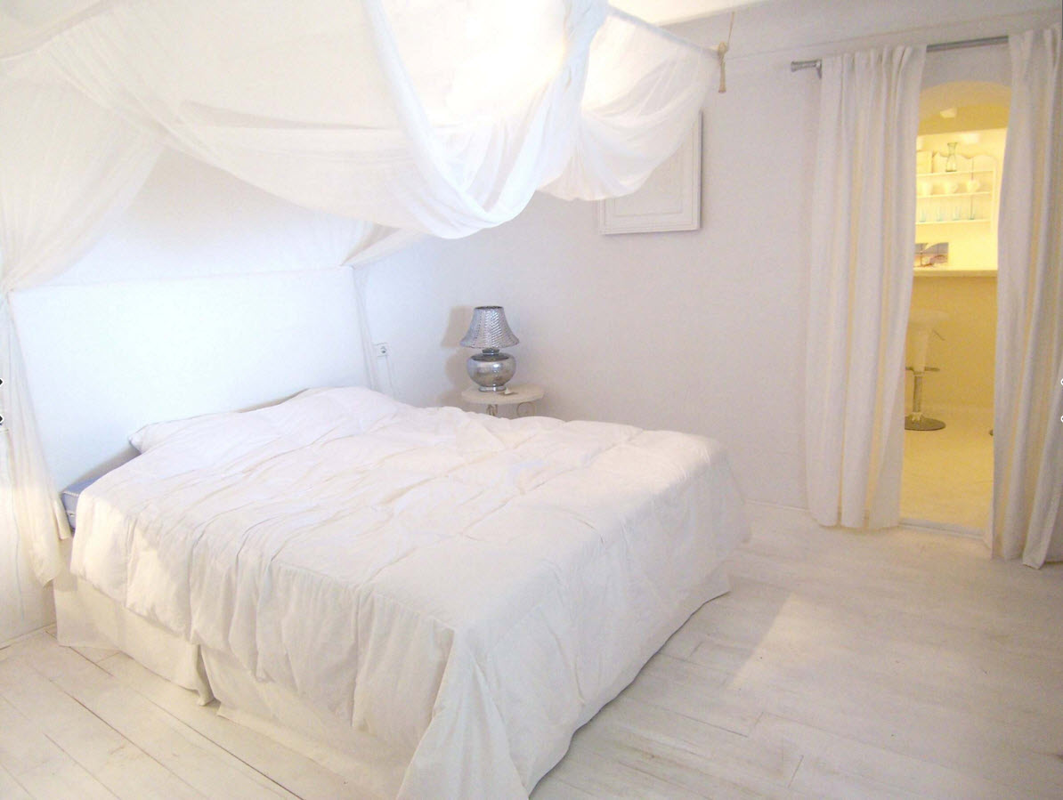Біла спальня з балдахіном