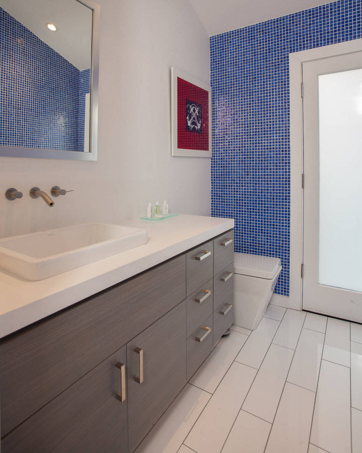 Біла підлога і синій стіни у ванній кімнаті