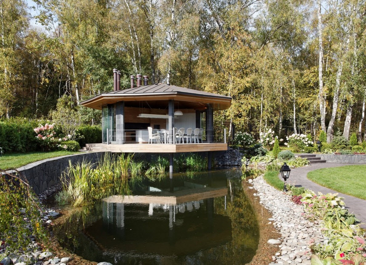 Живописное озеро и домик для кухни