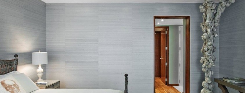 Точечные светильники на потолке в спальной комнате