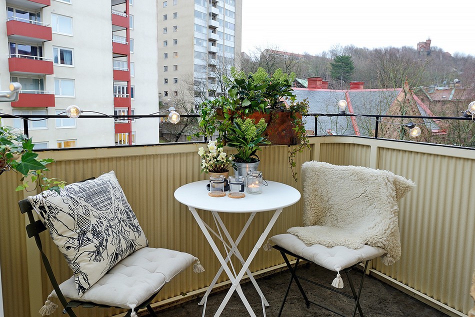 Садовая мебель на балконе