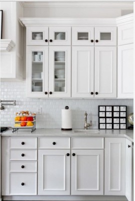 Белые фасады с черной фурнитурой