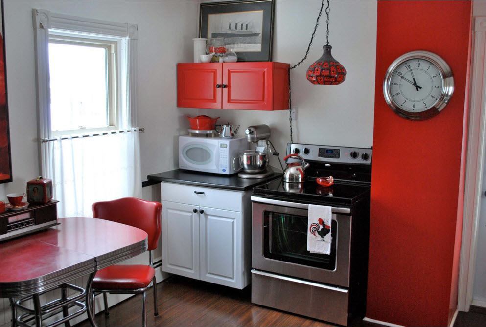 Бело-черно-красная кухня