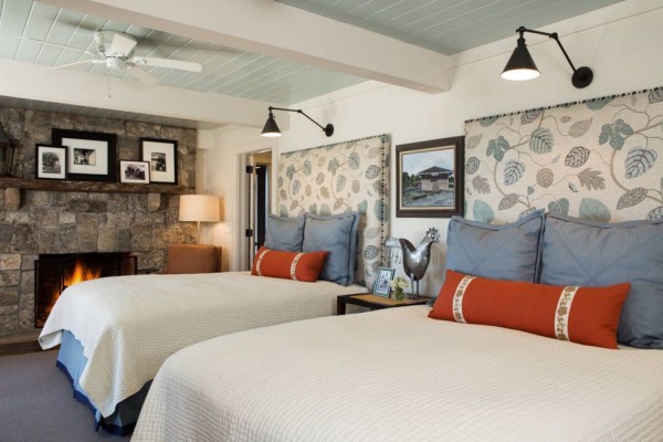 Светлая отделка потолка в спальне