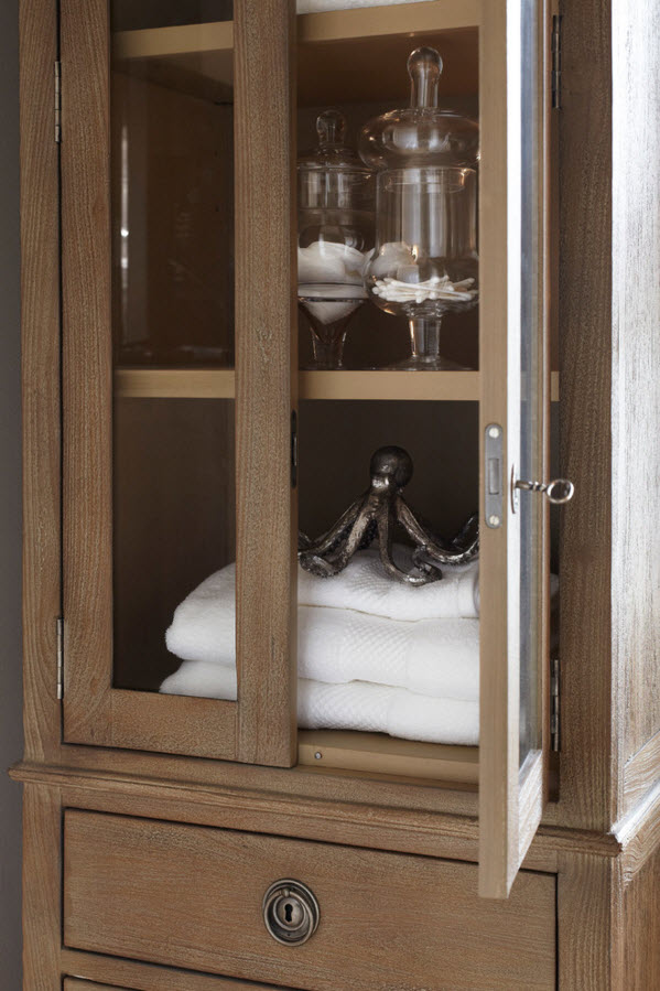 Шкаф-витрина для утилитарного пространства