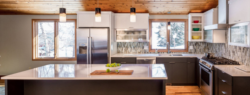 Гармоничный интерьер просторной кухни