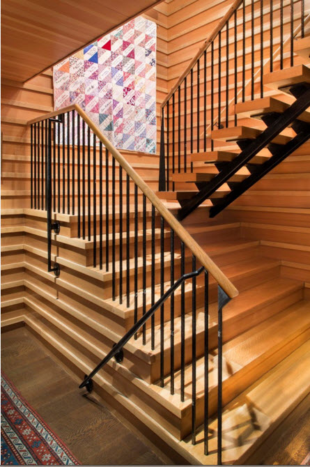 Деревянная лестница с металлическим каркасом