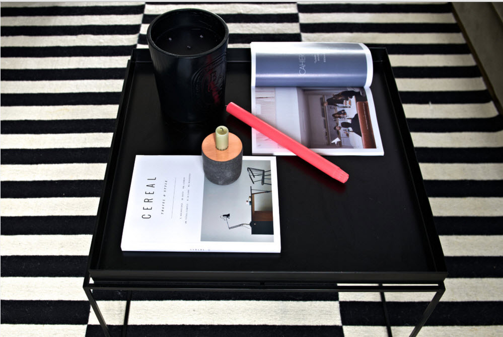 Чорний стіл на строкатому килимку
