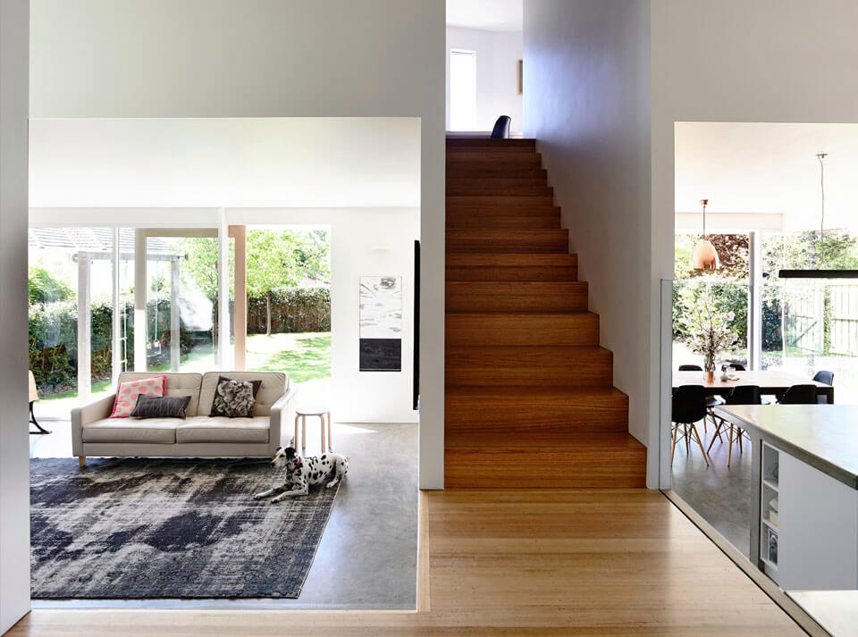 Деревянная лестница между кухней и гостиной