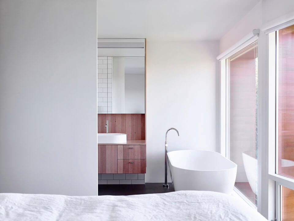 Белоснежный дизайн спальни с ванной комнатой
