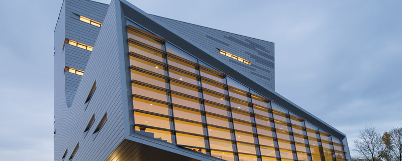 Необычное строение в вечерних сумерках