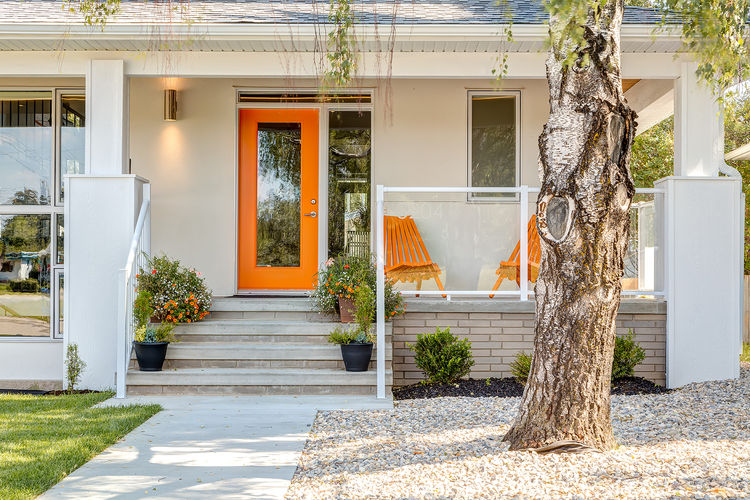 Апельсиновый цвет для двери и садовой мебели
