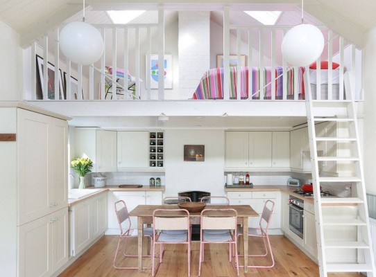 Спальня над кухне-столовой