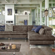 Угловой диван в интерьере современной гостиной
