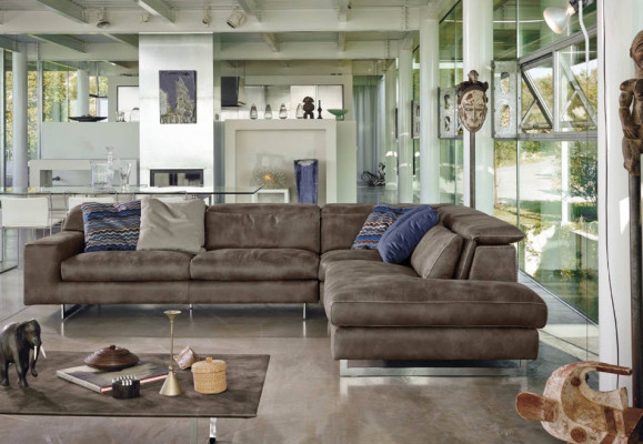 Угловой диван в интерьере современной гостиной