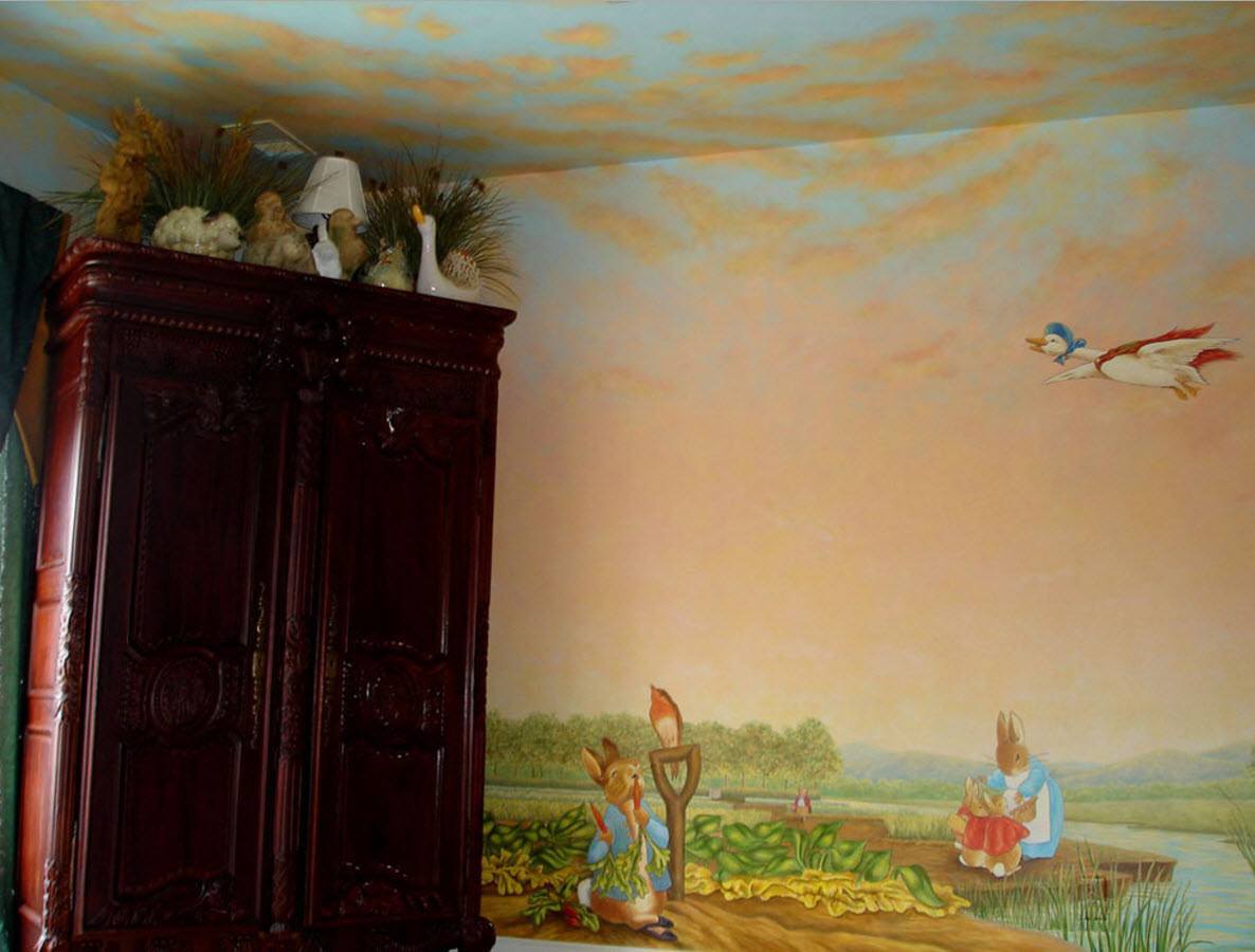 Рисунок стен переходит на потолок