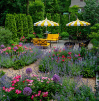 Декоративный элемент ландшафтного дизайна - клумба