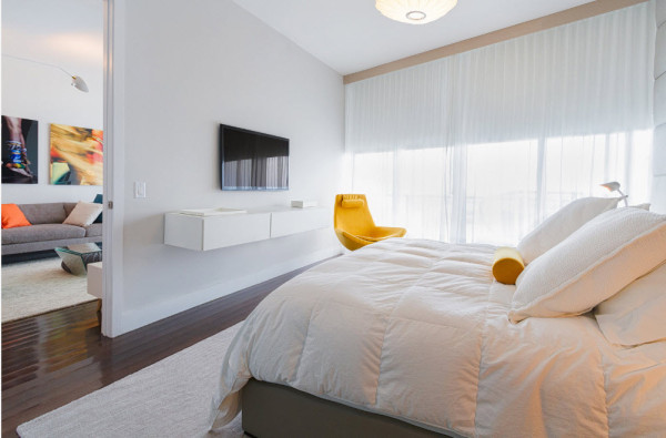 Яркое пятно на белом фоне