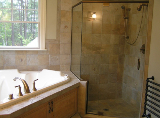 Угловая ванна и душевая кабина