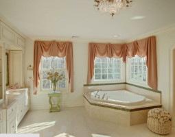 Угловая ванная в интерьере