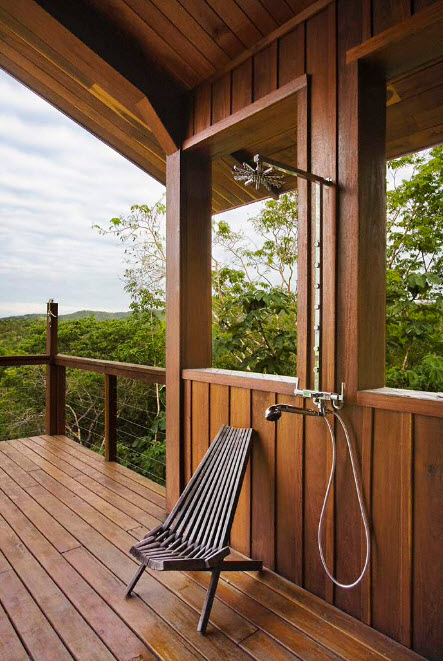 На деревянной террасе