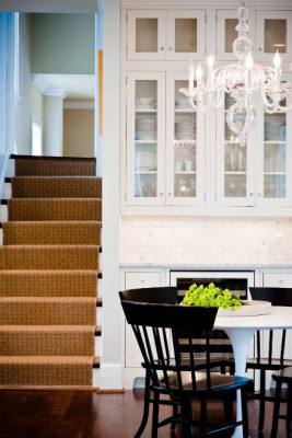 Изящная люстра над обеденной зоной