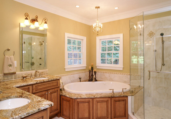 Овальная ванна в углу помещения