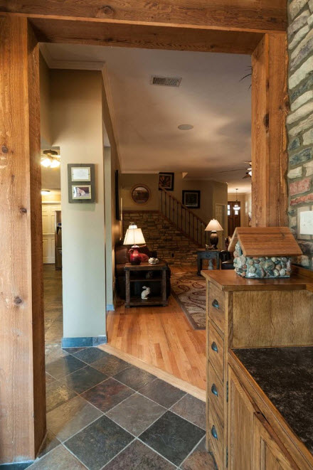 Интерьер с элементами отделки камнем