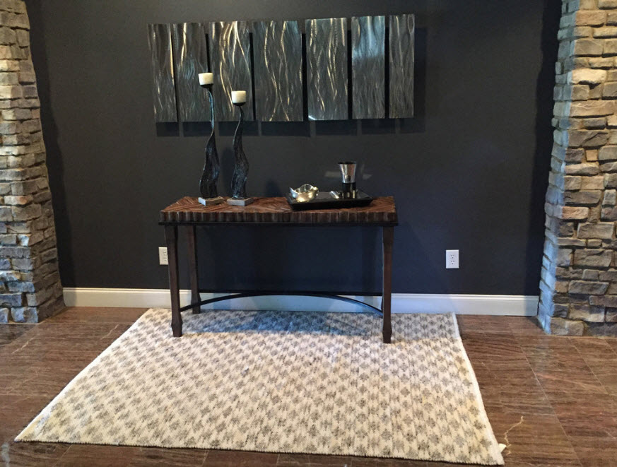 В сочетании с темной стеной