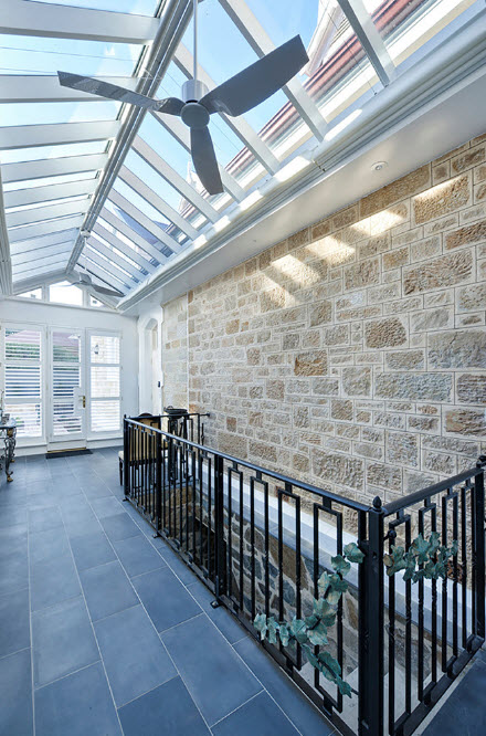 Отделка светлым камнем