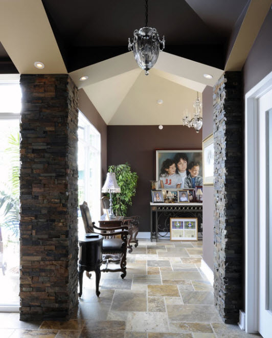 Каменные колонны