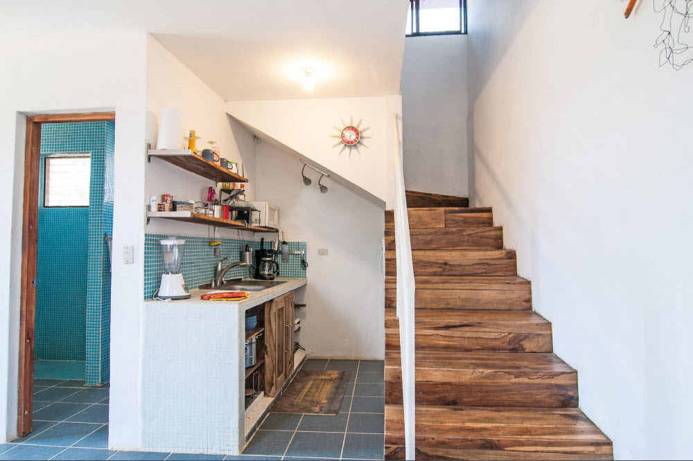 Кухонная зона под лестницей