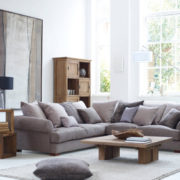 Вместительный угловой диван для современной гостиной
