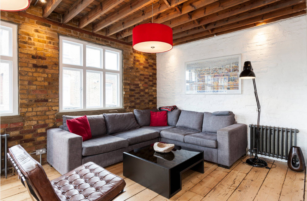 Диван в углу комнаты