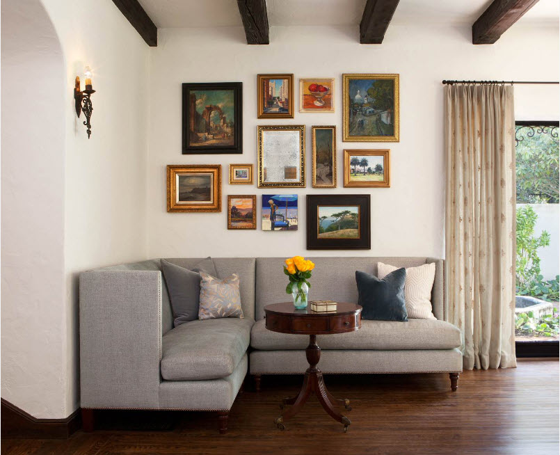 Строго в углу помещения