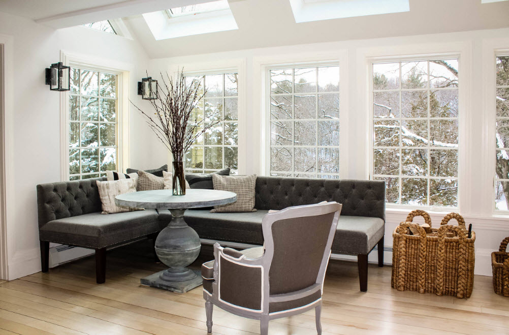 На просторной и светлой веранде