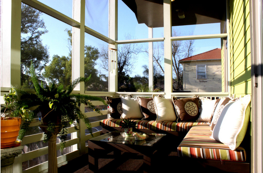 На небольшой веранде