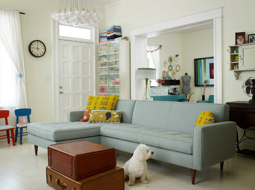 Серо-голубая обивка дивана