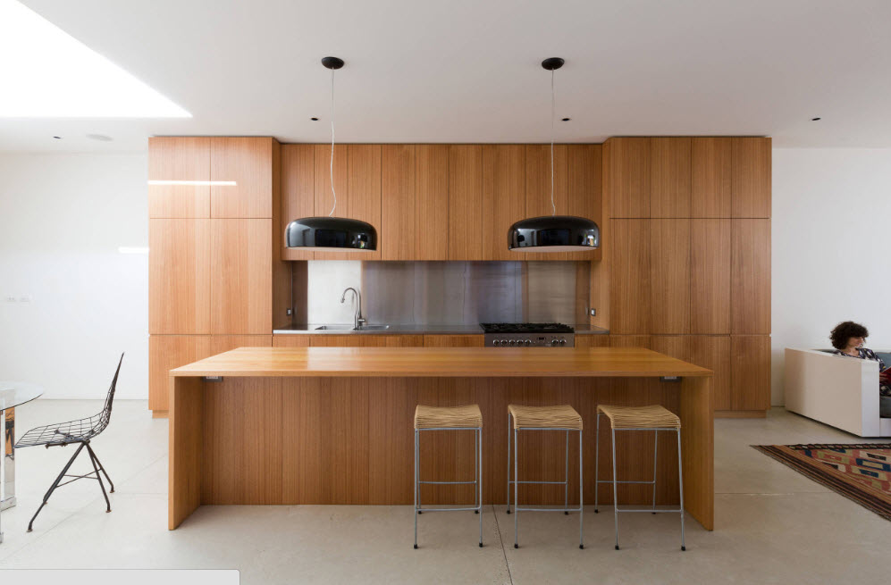 Кухонный сегмент в просторном помещении
