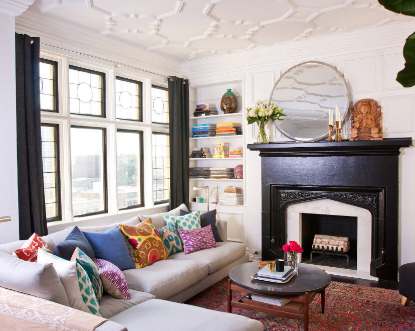 В светлой гостиной