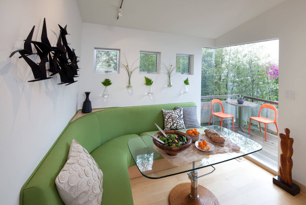 Угловой диван в обеденной зоне