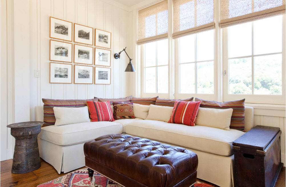 В углу светлой веранды