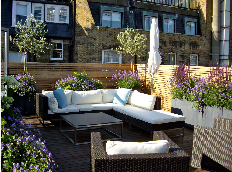 Угловой диван из ротанга с подушками